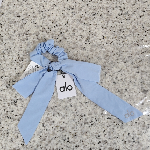 alo yoga Love Knots Tie Scrunchie (Seashell Blue) - Picture 3 of 3